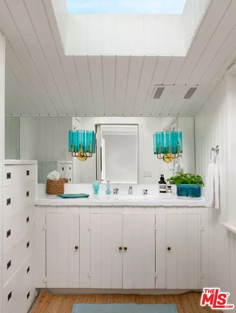Bath - 279 Santa Rosa Ln, Montecito, CA 93108 photo 1 of 2