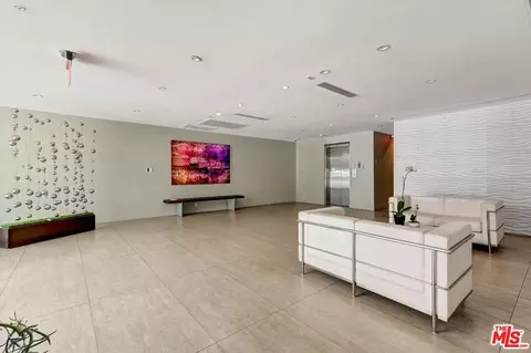 11657 Chenault St #202, Los Angeles, CA 90049