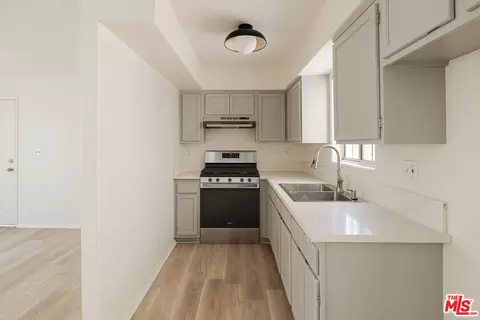 8624 S Main St, Los Angeles, CA 90003