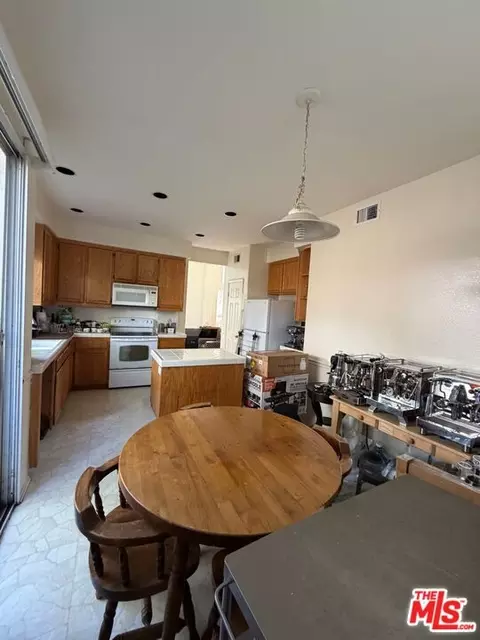 Kitchen - 332 Arroyo Vis, Fallbrook, CA 92028 photo 1 of 2