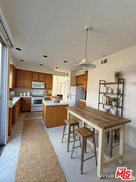 Kitchen - 332 Arroyo Vis, Fallbrook, CA 92028 photo 2 of 2