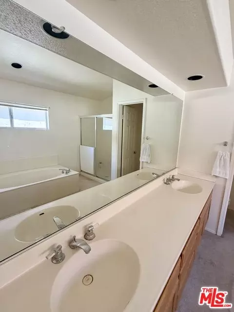 Bath - 332 Arroyo Vis, Fallbrook, CA 92028 photo 2 of 3