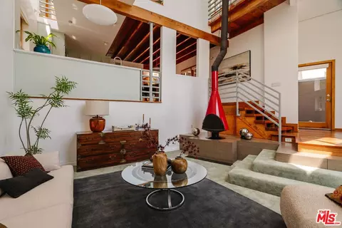 2734 Hollyridge Dr, Los Angeles, CA 90068