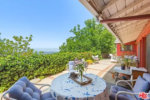 15739 Mulholland Pl, Los Angeles, CA 90049