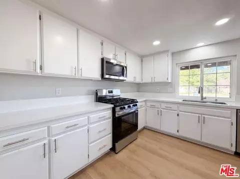 Kitchen - 40733 176th St #E, Lancaster, CA 93535 photo 2 of 3