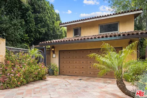 2695 La Cuesta Dr, Los Angeles, CA 90046