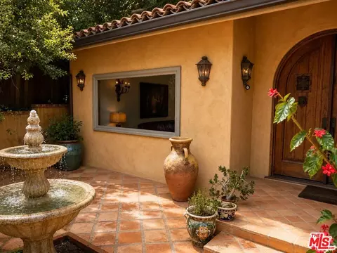2695 La Cuesta Dr, Los Angeles, CA 90046