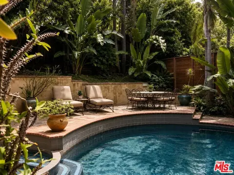 2695 La Cuesta Dr, Los Angeles, CA 90046