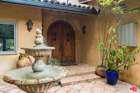 2695 La Cuesta Dr, Los Angeles, CA 90046
