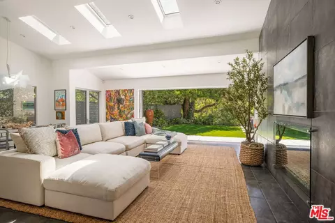 3804 Woodcliff Rd, Sherman Oaks, CA 91403