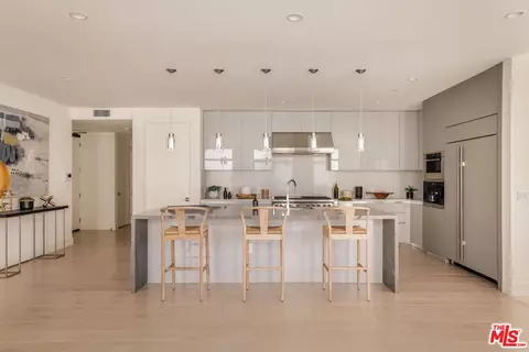 425 N Palm Dr #202, Beverly Hills, CA 90210