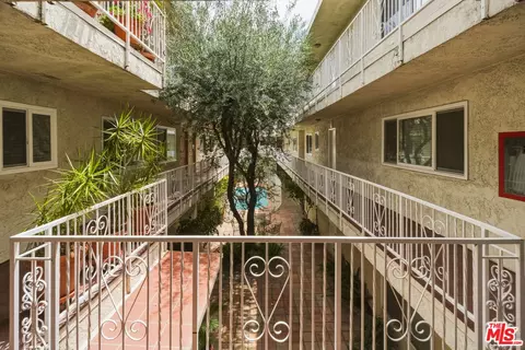 5301 Yarmouth Ave #10, Encino, CA 91316