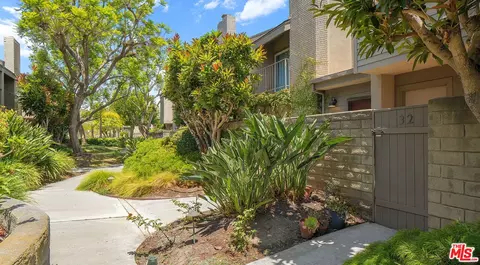 32 Village Pkwy, Santa Monica, CA 90405