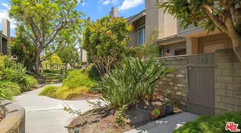 32 Village Park Way, Santa Monica, CA 90405