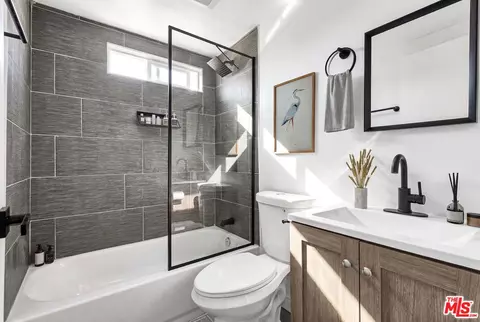 Bath - 1036 Cherry Ave, Long Beach, CA 90813 photo 1 of 1