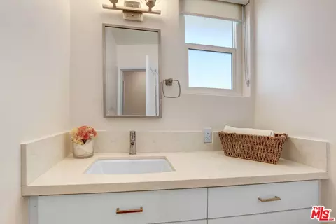 Bath - 700 S 6th St, Burbank, CA 91501 photo 2 of 3