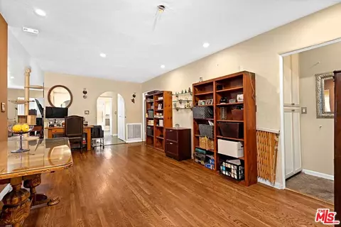 Entry Way - 2080 E Washington Blvd, Pasadena, CA 91104 photo 1 of 3