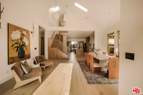 534 N Bronson Ave, Los Angeles, CA 90004