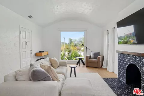 1330 Hauser Blvd, Los Angeles, CA 90019