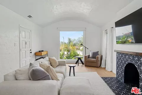 1330 Hauser Blvd, Los Angeles, CA 90019