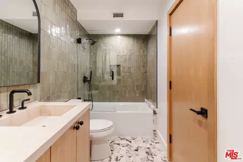 Bath - 3977 Oeste Ave, Studio City, CA 91604 photo 2 of 4