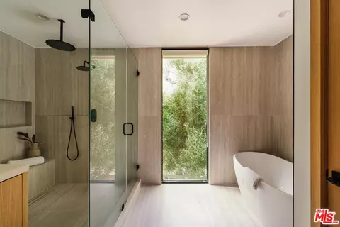 Bath - 3977 Oeste Ave, Studio City, CA 91604 photo 4 of 4