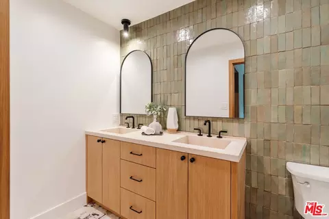Bath - 3977 Oeste Ave, Studio City, CA 91604 photo 1 of 4