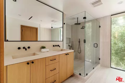 Bath - 3977 Oeste Ave, Studio City, CA 91604 photo 3 of 4