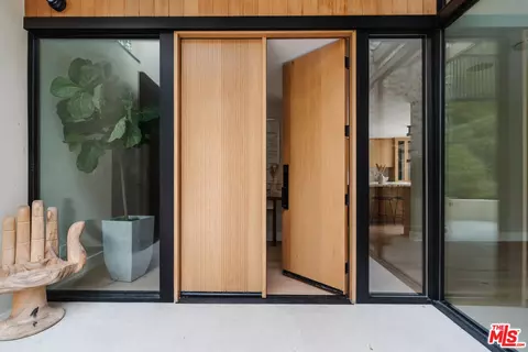 Entry Way - 3977 Oeste Ave, Studio City, CA 91604 photo 1 of 2