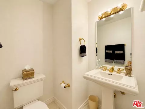 Bath - 418 E Hardy St #2, Inglewood, CA 90301 photo 1 of 3