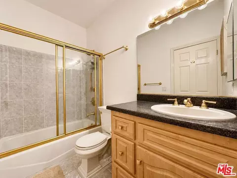 Bath - 418 E Hardy St #2, Inglewood, CA 90301 photo 2 of 3