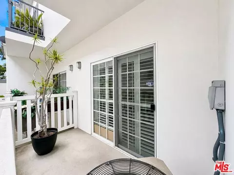 Exterior - 418 E Hardy St #2, Inglewood, CA 90301 photo 3 of 5