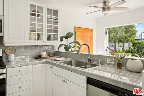 2477 Walnut Ave, Venice, CA 90291 photo 9