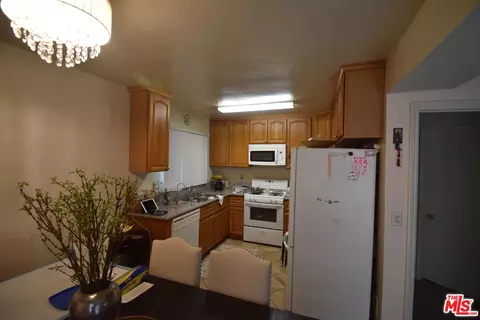 Kitchen - 1320 N Columbus Ave, Glendale, CA 91202 photo 2 of 2