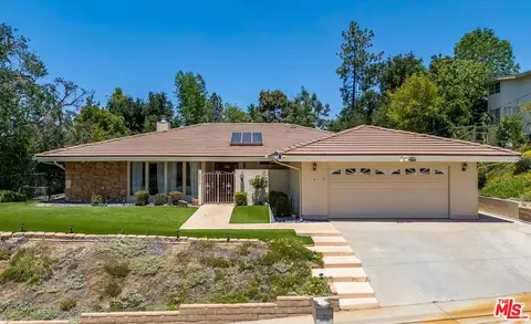 22525 Dardenne St, Calabasas, CA 91302