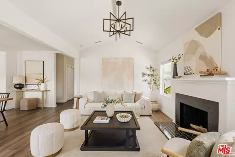8421 Airlane Ave, Los Angeles, CA 90045