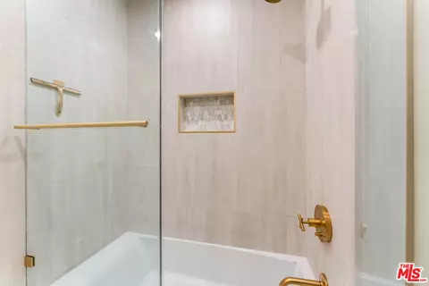 Bath - 1432 Rutherford Dr, Pasadena, CA 91103 photo 5 of 8