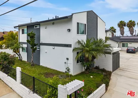 758 W 20th St, Costa Mesa, CA 92627