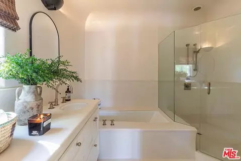 Bath - 202 Canada St, Ojai, CA 93023 photo 3 of 6