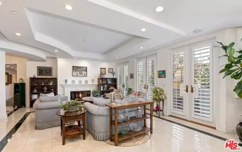 121 N Almont Dr #205, Beverly Hills, CA 90211