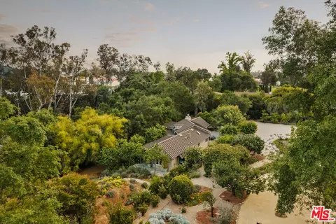 813 Country Club Dr, Ojai, CA 93023