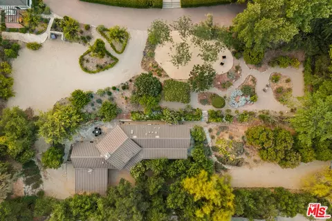 813 Country Club Dr, Ojai, CA 93023