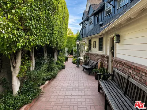 800 Cinthia St, Beverly Hills, CA 90210