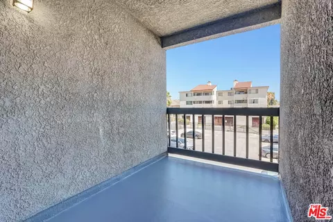 Exterior - 18547 Saticoy St, Reseda, CA 91335 photo 2 of 5