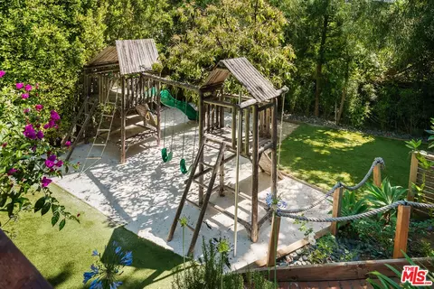 Exterior - 26237 Fairside Rd, Malibu, CA 90265 photo 6 of 14