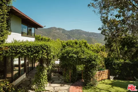Exterior - 26237 Fairside Rd, Malibu, CA 90265 photo 2 of 14