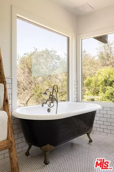 Bath - 26237 Fairside Rd, Malibu, CA 90265 photo 2 of 4