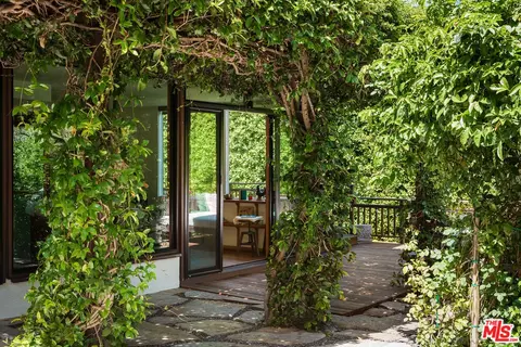 Exterior - 26237 Fairside Rd, Malibu, CA 90265 photo 5 of 14