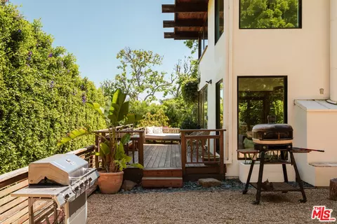 Exterior - 26237 Fairside Rd, Malibu, CA 90265 photo 9 of 14