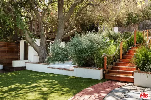 Exterior - 26237 Fairside Rd, Malibu, CA 90265 photo 4 of 14